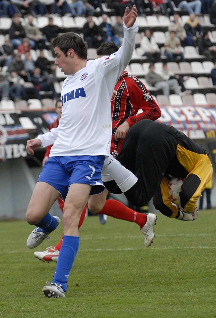 Zrnovnica (Split),  020208. Prijateljska utakmica Hajduk - Vardar. Mladen Pelaic pored vratara Vardara Georgijevskog.Foto: Nikola Vilic / Cropix