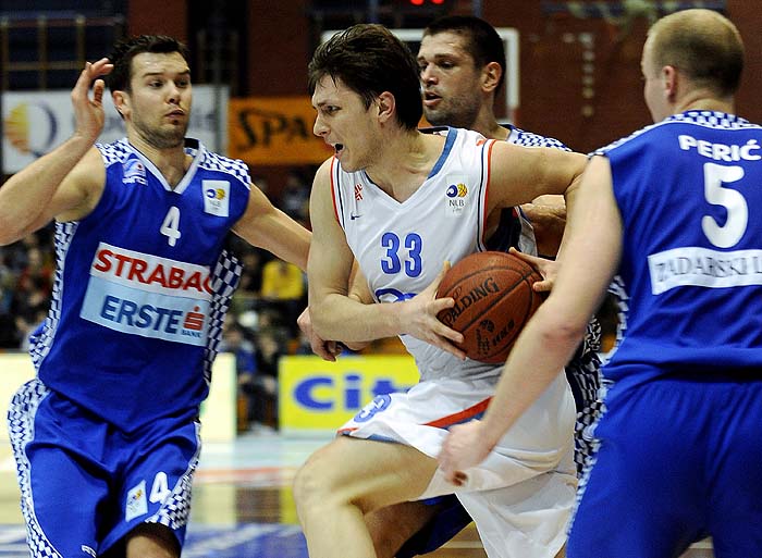 Zagreb, 180210.Dvorana Trnsko, kosarka, polufinale kosarkaskog Kupa Kresimir Cosic, susret ekipa KK Zadar i KK Cibona.Na slici: Marko Tomas 33, Damir Rancic 4.Foto: Damir Krajac / CROPIX