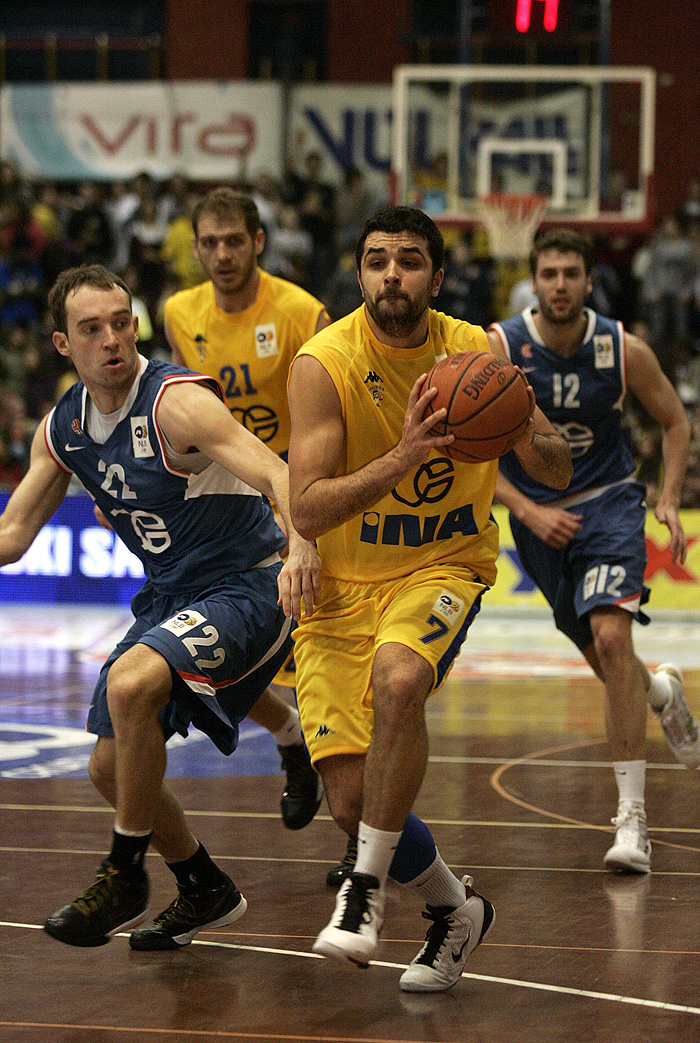 Zagreb,190210Kosarka, finale Kresimira Cosica u dvorani Trnsko izmedju KK Cibona i KK Zagreb. Na fotografiji:  Krunosla Simon, Trnsko.Foto: Ranko Suvar / CROPIX