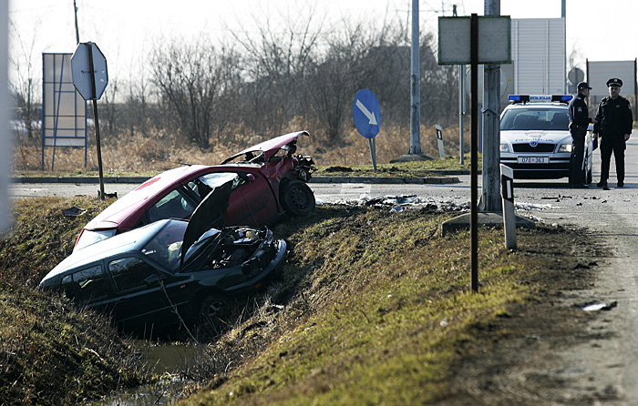 Osijek, 210210.Prometna nesreca na zapadnoj obilaznici kod skretanja za prigradsko mjesto Josipovac.U sudaru Golfa i Forda Focusa oko 16h nekoliko osoba je ozljedjeno.Foto: Igor Sambolec / CROPIX 