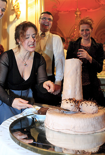 Rijeka, 200210.Veceras je u HNK Ivana pl. Zajca odigrana premijera lascivne Aristofanove komedije Lizistrata u reziji Madjarskog medjunarodno priznatog kazalisnog glumca i redatelja Roberta Alfoldija. Komedija u kojoj zene uskracuju svojim muzevima seks - ne bi li ih tako prislili da prestanu ratovati, u ovoj predstavi smjestena je u Hrvatski sabor, cime je Madjarski redatelj zelio postaviti pitanje - moze li vlast, koja je vrlo slicna u Hrvatskoj i Madjarskoj, raditi na dobrobit zajednice?Na slici: Glumica Olivera Baljak, sa velikom je strascu dovrsila rezanje torte.Foto: Davor Zunic / CROPIX