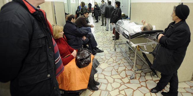 Zagreb, 300110.Guzva u Klinici za traumatologiju u Draskovicevoj bolnici. Zbog velike poledice u gradu Zagrebu nastale nakon nocasnje ledene kise mnogi su gradjani danas zavrsili u Traumatoloskoj bolnici nakon nezgodnih padova na ledu.Foto: Drago Sopta / CROPIX