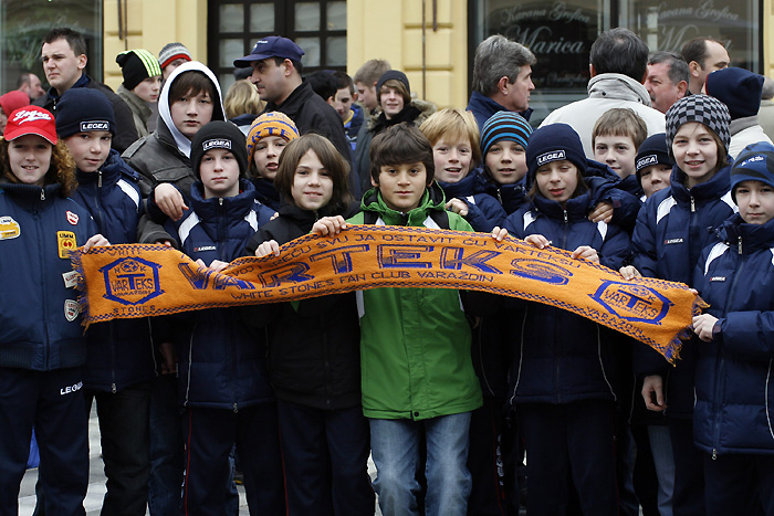 Varazdin, 220210.Na glavnom gradskom trgu, trgu Kralja Tomislava, varazdinskom Korzu, udruga navijaca i prijatelja NK Varteks-a odrzala je prosvjed s ciljem podrske djelatnicima i igracima NK Varteks u rjesavanju financijskih problema u klubu.Potporu klubu dosli su dati svi, pa i najmladji.Foto: Andrej Svoger / Cropix