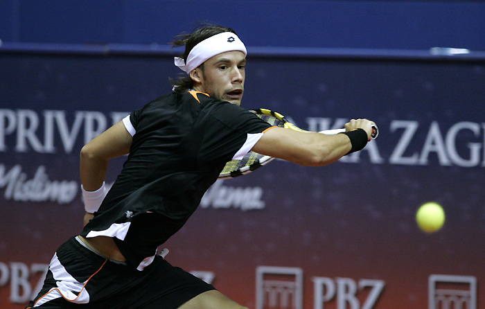 Zagreb, 030210.U Domu sportova se od 01.02.-07.02. odrzava teniski turnir PBZ Zagreb Indoors.Antonio Veic (CRO) je zbog ozlijede noge u prvom setu predao mec Ivi Karlovicu (CRO).Na slici: Antonio Veic.Foto: Neja Markicevic / CROPIX