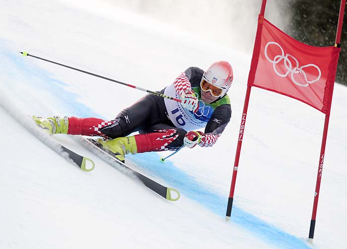Croatia's Ivica Kostelic clears a gate during the Men's Vancouver 2010 Winter Olympics Giant slalom event at Whistler Creek side Alpine skiing venue on February 23, 2010.          AFP PHOTO / OLIVIER MORIN