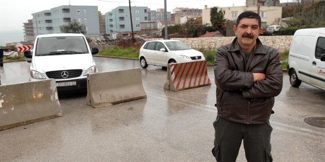 Split, 240210.Danas je Ante Susnjar iz splitskog kvarta Lovrinac betonskim zaprekama blokirao dio Lovrinacke petlje Os X jug. Ovaj dio petlje nalazi se na privatnom zemljistu Ante Susnjara a zbog upornog izbjegavanja gradskih vlasti Split da se postigne dogovor Susnjar je samo inicijativno blokirao promet!Na fotografiji: Ante Susnjar ispred betonskih barikada kojim je pregradio cestu.Foto: Mario Todoric / CROPIX