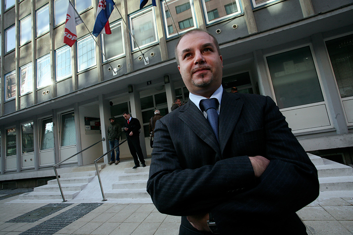 Zagreb, 161001. Iblerov trg.Igor Radjenovic ispred glavnog stozera SDP-a.Foto: Damjan Tadic / CROPIX