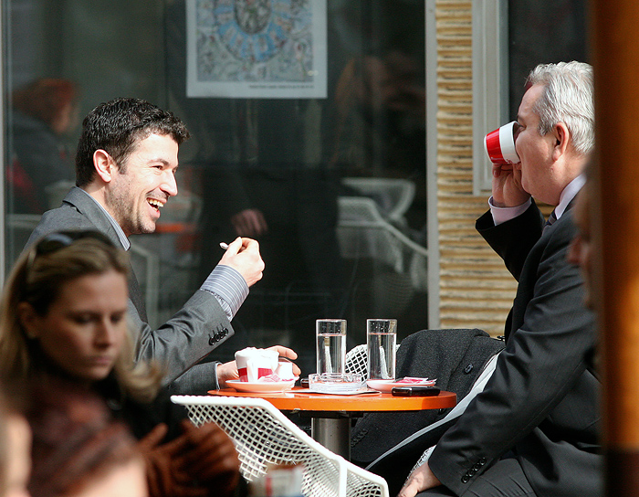 Zagreb, 240210. Preradoviceva ulica.Sunce i toplo vrijeme izmamilo je ljude da kavu popiju vani na terasi kafica. Na slici: Hrvoje Vojkovic na kavi sa bivsim glasnogovornikom HDZ-a i Vlade RH-a Ratko Macek.Foto: Damjan Tadic / CROPIX