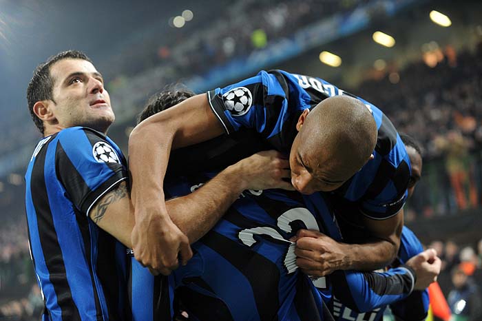 Inter Milan's Argentinian forward Alberto Milito Diego celebrates with team mates  Serbian midfielder Dejan Stankovic (L) and Brazilian defender Maicon after scoring against Chelsea during their UEFA Champions League second round, first leg match on February 24, 2010 at the San Siro football stadium in Milan.     AFP PHOTO / Giuseppe Cacace