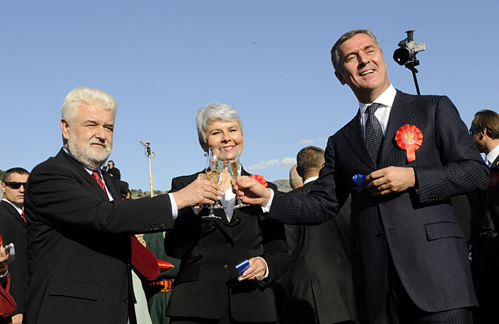 Crna Gora, Podgorica, 151009.Premijerka Jadranka Kosor uz predsjednika Vlade Crne Gore Mila Djukanovica i predsjednika Vlade Republike Srbije Mirko Cvetkovic otvorila je pocetak radova na autocesti Bar - Bolajri u mjestu Biocu. Izvrsitelj radova je Hrvatski konzorcij na celu sa splitskim Konstruktorom i zagrebackim  IGH i Tehnikom. Na fotografiji: premijer Republike Srbije Mirko Cvetkovic, premijerka Jadranka Kosor i predsjednik Vlade Crne Gore Milo Djukanovic.Foto: Admir Buljubasic / CROPIX