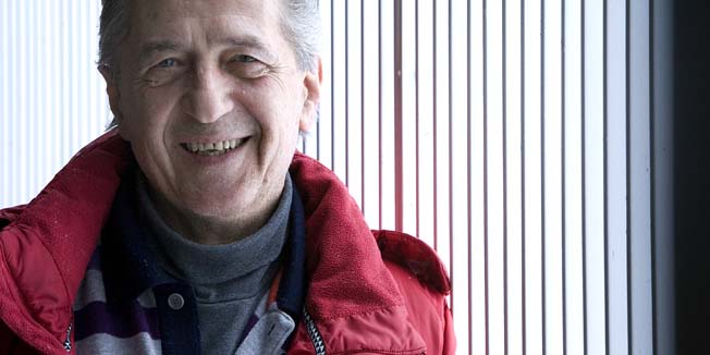 Zagreb, 110210.Miroslav Ilic, srpski pjevac narodne glazbe ispred Arene Zagreb u kojoj ce 08.03.2010. odrzati koncert.Foto: Sandra Simunovic / CROPIX