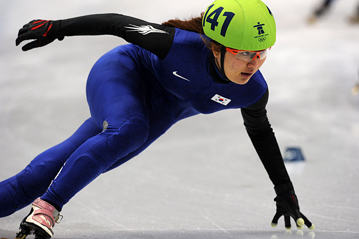 South Korea's Park Seung-Hi competes in the Women's Short Track Speedskating 3000m Relay finals, at the Pacific Coliseum in Vancouver, during the XXI Winter Olympics on February 24 , 2010.   AFP PHOTO / Vincenzo PINTO