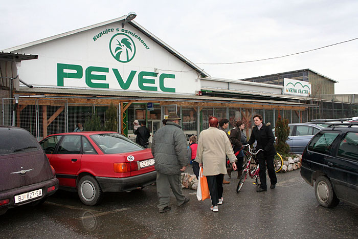 Bjelovar, 260210.Kupci su pohrlili u bjelovarski prodajni centar Peveca otvoren u petak.Foto: Miroslav Martinic / EPEHA / CROPIX