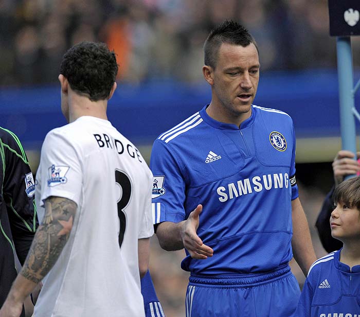 Chelsea's captain John Terry (R) fails to get a hand shake from Manchester City's English defender Wayne Bridge (L) before the English Premier League football match between Chelsea and Manchester City at Stamford Bridge in London, England on February 27, 2010. AFP PHOTO/OLLY GREENWOODFOR EDITORIAL USE ONLY Additional licence required for any commercial/promotional use or use on TV or internet (except identical online version of newspaper) of Premier League/Football League photos. Tel DataCo +44 207 2981656. Do not alter/modify photo.