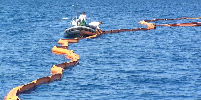 komiza,180706postavljanje branaoneciscenje, olupina naftafoto:bogoljub mitrakovic    
