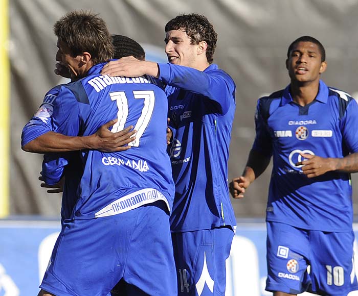 Zagreb, 270210.Stadion Maksimir.Nogometna utakmica Hnl lige, 18. kolo izmedju  Dinama i Croatia Sesvete.Na slici: slavlje igraca Dinama nakon gola Marija Mandzukica pored Vrsaljko, Dodo i Sammir.Foto: Drago Sopta / CROPIX