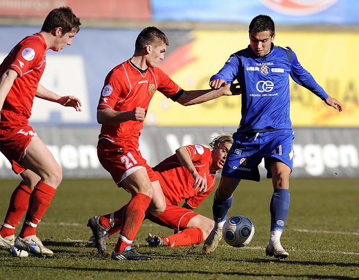 Zagreb, 270210.Stadion Maksimir.Nogometna utakmica Hnl lige, 18. kolo izmedju  Dinama i Croatia Sesvete.Na slici: Pedro Morales okruzen igracima Croatie.Foto: Drago Sopta / CROPIX
