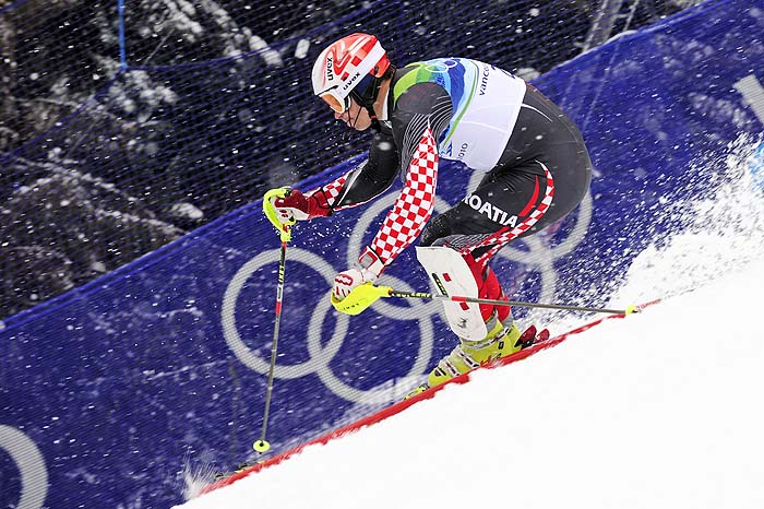 Croatia's Ivica Kostelic clears a gate during the Men's Vancouver 2010 Winter Olympics Slalom event at Whistler Creek side Alpine skiing venue on February 27, 2010.     AFP PHOTO / FABRICE COFFRINI
