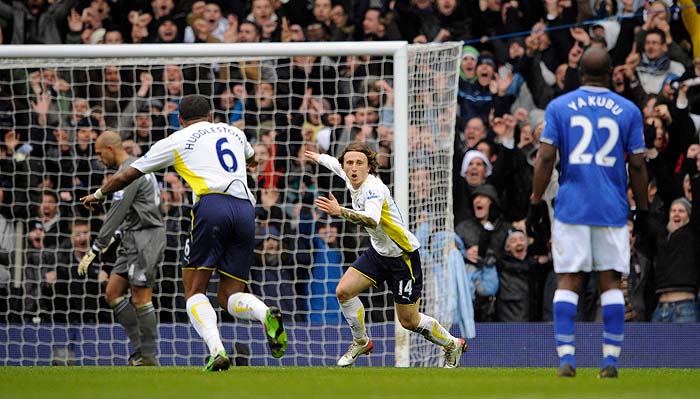 Tottenham Hotspur's Luka Modric (2nd R) celebrates with team mate Tom Huddlestone (2nd L) after scoring a goal during their English Premier League soccer match against Everton at White Hart Lane in London February 28, 2010.   REUTERS/Philip Brown   (BRITAIN - Tags: SPORT SOCCER) NO ONLINE/INTERNET USAGE WITHOUT A LICENCE FROM THE FOOTBALL DATA CO LTD. FOR LICENCE ENQUIRIES PLEASE TELEPHONE ++44 (0) 207 864 9000
