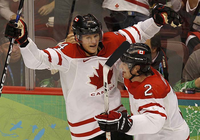 Corey Perry (L) of Canada celebrates his goal against the U.S. in second period of their gold medal hockey game at the Vancouver 2010 Winter Olympics, February 28, 2010.     REUTERS/Gary Hershorn (CANADA)