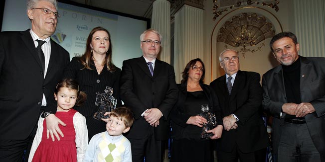 Zagreb, 010310.Institut hrvatske glazbene industrije posthumno je dodjelio Diskografsku nagradu Porin za zivotno djelo maestru Vjekoslavu Suteju i Darku Glavanu. Nagrade su u HNK-u dodjelili predsjednik RH Ivo Josipovic i ministar kulture Bozo Biskupic.Na slici Sinisa Skarica, Ivana Sutej s kcerkicom Emom i sinom Niksom, predsjednik Ivo Josipovic, ministar Biskupic, Danijela Glavan, gradonacelnik Milan Bandic.Foto: Dragan Matic / Cropix