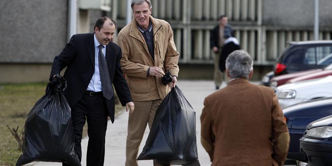 Zagreb, 010310.Srdjan Mladinic, direktor SMS-a, izasao je iz istraznog zatvora u Remetincu, nakon sto mu je danas na Zupanijskom sudu u Zagrebu ukinut istrazni pritvor u kojem je proveo cetiri mjeseca zbog malverzacija u Podravci.Na slici Mladinic izlazi iz zatvora.Foto: Dragan Matic / Cropix