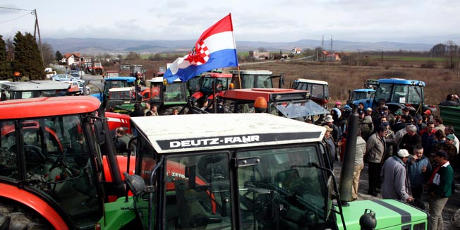 Kutjevo, Ferovac, 010310.Seljaci su sa 200 traktora u znak prosvjeda zbog neisplacenih poticaja u 2008. godini i smanjenjem poticaja za ovu godinu od 40 posto, blokirali cestu u Ferovcu na krizanju za Pozegu, Slavonski Brod i Nasice.Foto: Zeljko Muzevic / EPEHA / CROPIX