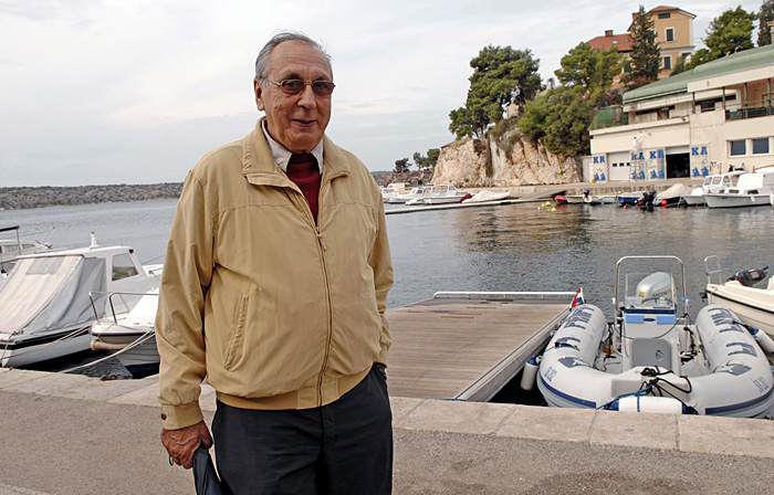 Sibenik, 131108.Poznati glumac Spiro Guberina svaki slobodni trenutak odmora iskoristi za posjet rodnom Sibeniku i setnju rivom sa drustvom iz skolskih dana.Na slici Spiro Guberina u setnji rivom u Docu.Foto:  Niksa Stipanicev / CROPIX