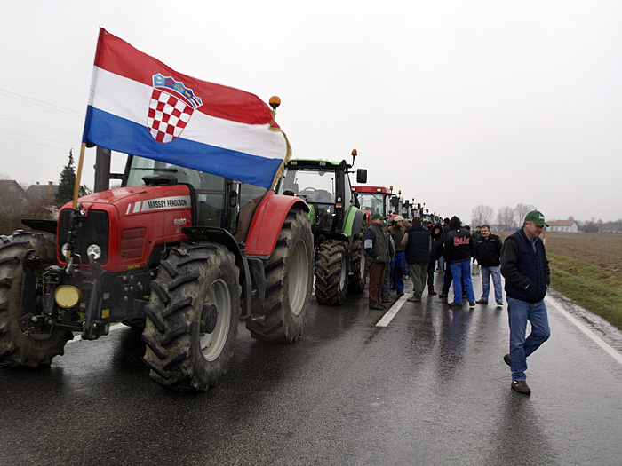 Koprivnica, 040310.Poljoprivrednici od podneva zaustavili prometovanje Podravskom magistralom kod Koprivnice.Zahtjevaju smjene odgovornih. prema tvrdnjama prosvjednika, magistrala zatovrena do daljnjegaNa fotografiji: traktori preprijecili promet od Staglinca do Koprivnice.Foto: Marko Murkovic / Cropix