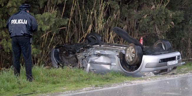 Metkovic, 040310.Prometna nesreca na magistralnoj cesti kraj Komina u kojoj su teske ozljede zadobile dvije osobe.Nesreca se desila kada je Renault Megane sletio sa ceste udario u stablo te se okrenuo na krov. Ocevid je u tijeku.Foto: Denis Jerkovic / CROPIX