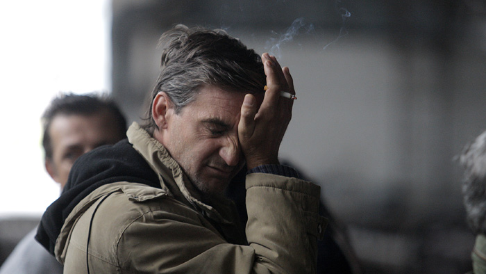 Kastel Sucurac, 191009.Dvadesetak radnika Zeljezare Split jutros je u prostorijama poduzeca pocelo strajk gladju izrazavajuci na taj nacin nezadovoljstvo teskim stanjem u tvrtki u kojoj je proizvodnja prestala u travnju, te su najavili da nece prekinuti strajk dok se ne ispune njihovi zahtjevi.Trenutacno radnici primaju od Vlade po 2.000 kuna mjesecno, sto je posve nedovoljno za osiguranje egzistencije njihovih obitelji. Strajkasi traze i hitan prekid ugovora s poljskom tvrtkom Zlomrex uz pismena jamstva Vlade, odnosno Fonda za privatizaciju, gdje bi se naveo tocan datum prekida ugovora.Zlomrex je ugovorom iz 2007. godine postao vecinskim vlasnikom zeljezare no, prema tvrdnjama strajkasa, ta poljska kompanija nije ispunila svoje ugovorene obveze i time je zeljezaru dovela u tesko stanje.Zabrinuta lica radnika.Foto: Ante Cizmic / CROPIX