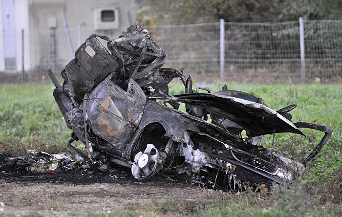 Zagreb, 261009.Kod prometnog cvorista Ivanja Reka u smjeru Lipovca osobni automobil je sleti s ceste i zapalio se, vozacica je poginula. Na slici: policija vrsi ocevid.Foto: Bruno Konjevic / CROPIX