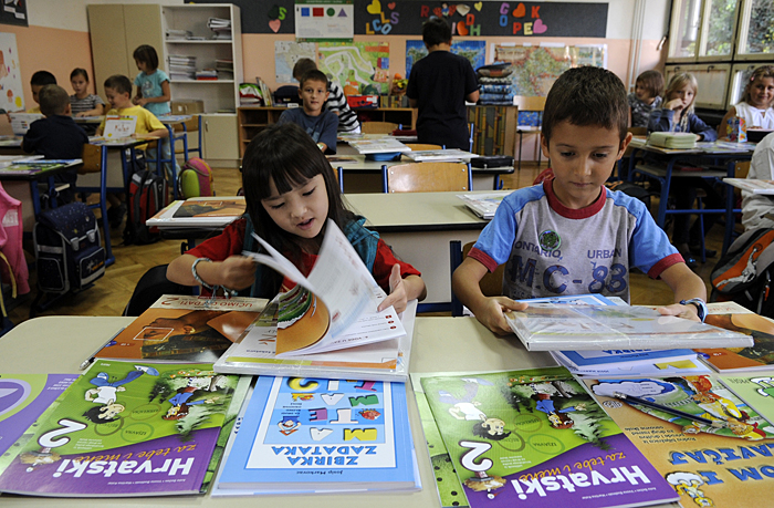 Zagreb, 010908.OS Julija Klovica, Pocela ne nova skolska godina, osnovcima su podjeljeni besplatni udzbenici koje za sada sa znaimanjem razgledavaju.Foto: Bruno Konjevic / CROPIX