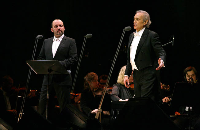 Zagreb, 191209.U Areni Zagreb odrzan je humanitarni koncert naziva Korak u zivot u svrhu prikupljanja novca za skolovanje djece iz djecjih domova. Nastupili su Jose Carreras, Tony Cetinski i Celine Byrne.Na slici: Jose Carreras, Tony Cetinski.Foto: Neja Markicevic / CROPIX