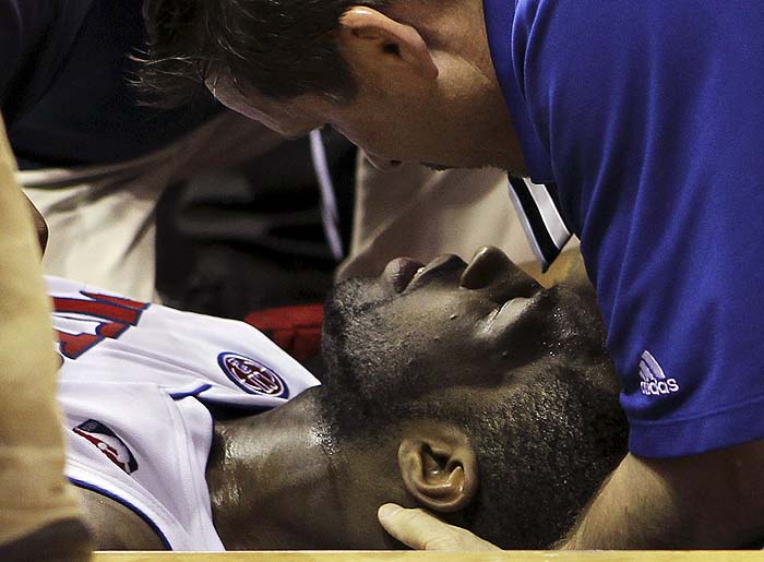 Detroit Pistons Rodney Stuckey is attended to by a team doctor after collapsing during a timeout in the first quarter of their NBA basketball game against the Cleveland Cavaliers in Cleveland, March 5, 2010.REUTERS/Aaron Josefczyk (UNITED STATES - Tags: SPORT BASKETBALL)