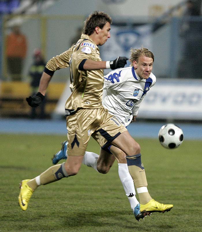 Osijek, 060310.Stadion Gradski vrt u Osijeku.Prva HNL utakmica NK Osijek - NK Dinamo.Na slici: Domagoj Vida (19, Osijek ) i Mario Mandjukic (17, Dinamo)Foto: Vlado Kos / CROPIX