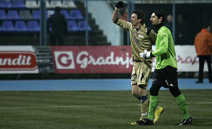 Osijek, 060310.Stadion Gradski vrt u Osijeku.Prva HNL utakmica NK Osijek - NK Dinamo.Na slici: Tomo Butina i Mario Mandzukic.Foto: Igor Sambolec / CROPIX 