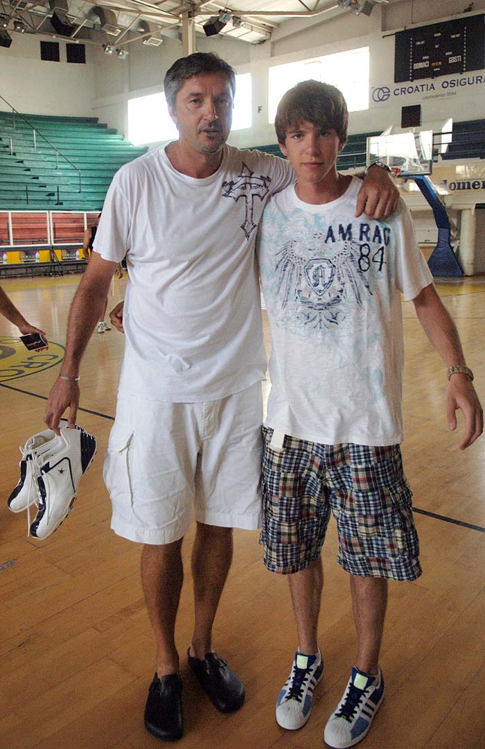 Split , 040809.Najtrofejniji splitski kosarkas Toni Kukoc,  ponovo je zaigrao na splitskim Gripama na revijalnoj kosarkasoj utakmici splitskih i slovenskih veterana. Prvi put predstavio se i njegov 17-godisnji sin Marin koji trenira kosarku u Chicagu .Foto : Fedja Klaric  / CROPIX