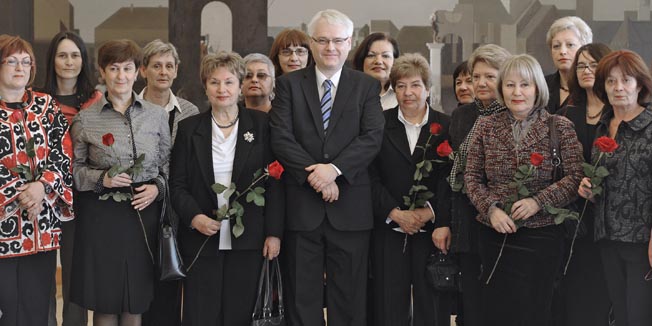 Zagreb, 080310.Ured Predsjednika, Pantovcak 241.Predsjednik Republike Ivo Josipovic primio je u posjet predstavnice udruga zena u prigodi obiljezavanja Medjunarodnog dana zena. Tom im je prigodom podijelio crvene ruze.Foto: Vjekoslav Skledar / CROPIX