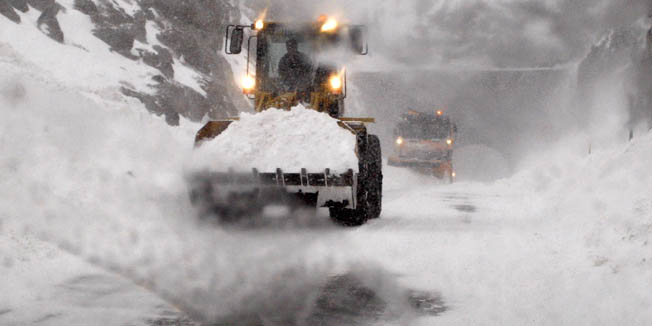 Zadar, 100310.Jaka bura uzrokuje probleme na cestama i na moru. Cesta izmedju Obrovca i Gracaca. Ralice bez prestanka ciste jedinu cestu koja povezuje Dalmaciju sa ostatkom Hrvatske.Foto: Jure Miskovic / CROPIX
