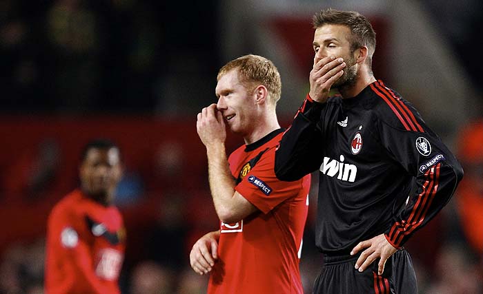 Manchester United's Paul Scholes stands with AC Milan's David Beckham (R) during their Champions League last 16, second leg soccer match at Old Trafford in Manchester, northern England March 10, 2010. REUTERS/Darren Staples (BRITAIN - Tags: SPORT SOCCER)