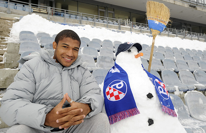 Zagreb, 110310.Jorge Sammir Cruz Campos brazilski igrac Dinama sa snjeskom na zapadnoj tribini maksimirskog stadiona.Foto: Drago Sopta / CROPIX