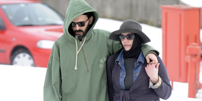 Zagreb, 090310.Glazbenik Goran Bare izlazi iz zatvora Remetinac zbog posjedovanja droge, uhicen jucer i nakon saslusanja na Zupanijskom sudu pusten kuci.Na fotografiji: Bare se sa djevojkom vraca kuci.Foto: Drago Sopta / CROPIX