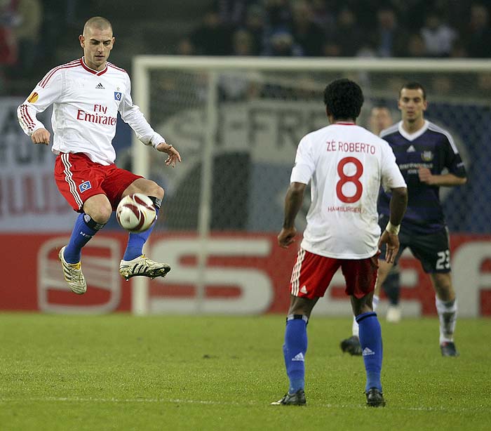 Hamburg's Mladen Petric, left, Hamburg's Ze Roberto, center, and Anderlecht's Roland Juhasz challenge for the ball during their UEFA Europa League round of 16 first leg match between Hamburger SV and RSC Anderlecht in Hamburg, northern Germany, Thursday, March 11, 2010. (AP  Photo/dapd/Axel Heimken)