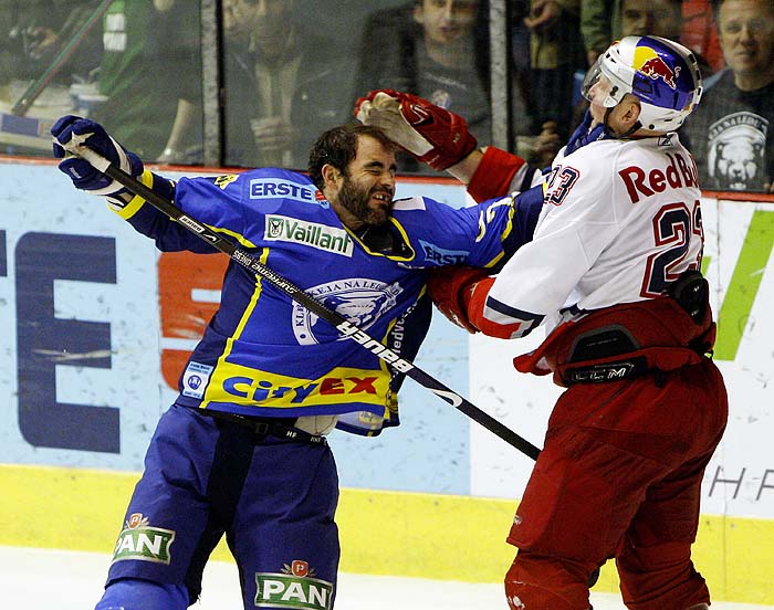 Zagreb, 110310. Ledena dvorana Doma sportova.Druga utakmica polufinala doigravanja hokejaske EBEL lige, Medvescak - Red Bull. Na fotografiji: Richard Seely i Michael Sikleka.Foto: Ronald Gorsic / CROPIX