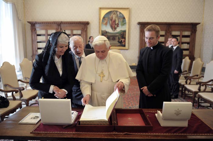 Pope Benedict XVI exchanges gifts with Croatia's Prime Minister Jadranka Kosor (L) during a meeting in his private apartment at the Vatican March 13, 2010. REUTERS/Osservatore Romano (VATICAN - Tags: RELIGION POLITICS)