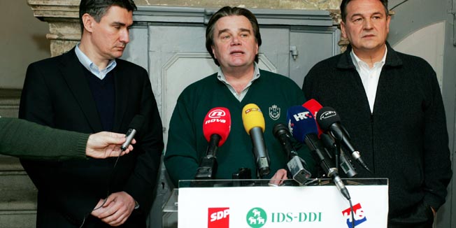 Labin, 140310.Treci programski susret koalicije SDP, IDS i HNS na temu decentralizacija Hrvatske, odrzava se u Labinu u prostorima Povjesnog muzeja. Na slici: Zoran Milanovic, Ivan Jakovcic i Radimir Cacic daju izjave nakon sastanka.Foto: Goran Sebelic / CROPIX                              