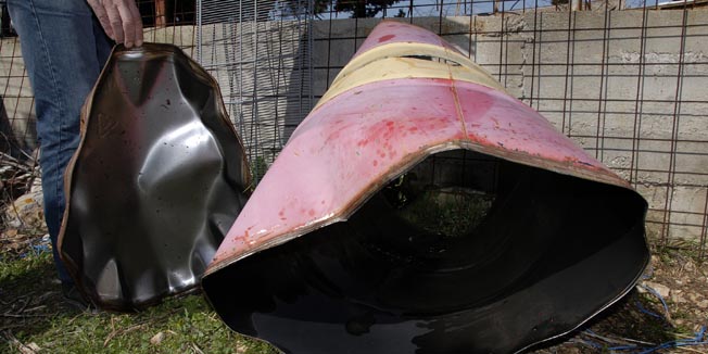 Sibenik, Bilice, 140310. Metalna bacva koja je eksplodirala i tesko ozlijedila dvojicu brace dok ju je njihov otac elektricnom brusilicom pilio na dva dijela. Eksplozija se dogodila u zaseoku Dulibici u opcini Bilice kod Sibenika. Na slici: prepiljena bacva.Foto: Marija Mihic / CROPIX