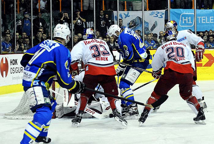 Zagreb, 160310.Ledena dvorana Doma sportova, hokej, EBEL liga, polufinale, 4. utakmica, susret ekipa KHL Medvescak i Red Bull.Na slici: guzva kod Red Bullovog gola.Foto: Damir Krajac / CROPIX