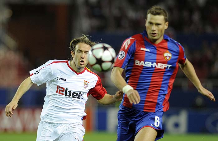 Sevilla's midfielder Diego Capel Sevilla's (L) vies with CSKA Moscow's Russian defender Aleksei Berezutski (R) during their UEFA Champions League football match on March 16, 2010 at  Ramon Sanchez Pizjuan stadium in Sevilla.AFP PHOTO / CRISTINA QUICLER 